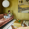 Sofá retro de cuatro plazas en terciopelo magnolia HK Living