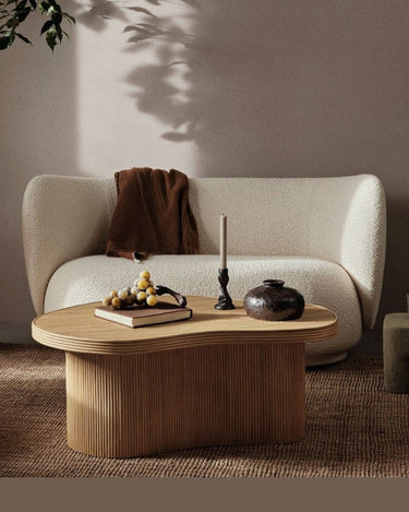 Sofá Rico de dos plazas en bouclé blanco roto Ferm Living