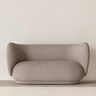 Sofá Rico de 2 plazas gris cálido de Ferm Living, vista frontal del asiento curvo