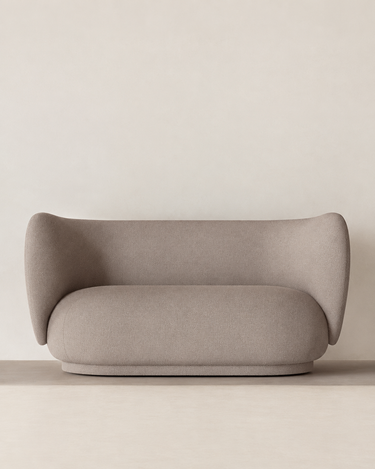 Sofá Rico de 2 plazas gris cálido de Ferm Living, vista frontal del asiento curvo