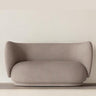 Sofá Rico de dos plazas gris cálido Ferm Living