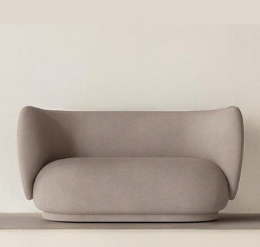Sofá Rico de dos plazas gris cálido Ferm Living