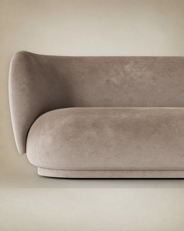 Sofá Rico de dos plazas beige en ambiente