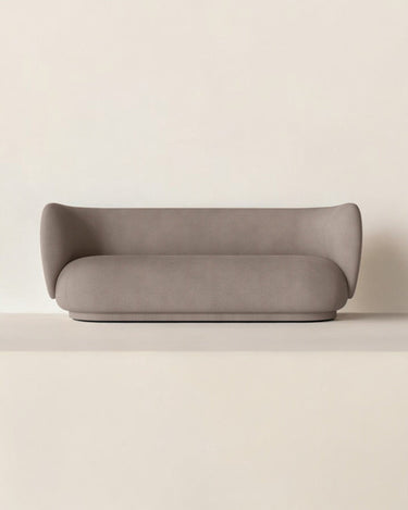 Sofá Rico de tres plazas gris cálido Ferm Living