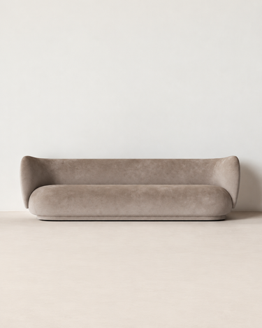Sofá Rico de 4 plazas en terciopelo beige de Ferm Living, vista frontal del sofá de cuatro plazas