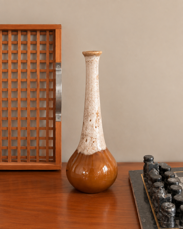 Soliflor sueco vintage de cerámica en ambiente con madera y ajedrez