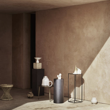 Soporte cuadrado de metal gris grafito alto de Tine K Home · en ambiente