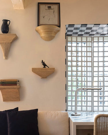 Soporte de pared Gaia de Mahe Homeware a la izquierda, con una jarra oscura encima y otras repisas en la pared