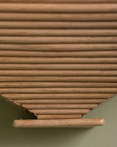 Detalle del remate inferior de Iris, con varillas horizontales y un pequeño apoyo rectangular