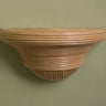 Soporte de pared mediano de ratán hecho a mano de Mahe Homeware, con repisa curva y base redondeada