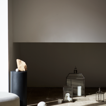 Soporte redondo de metal gris grafito de Tine K Home · detalle