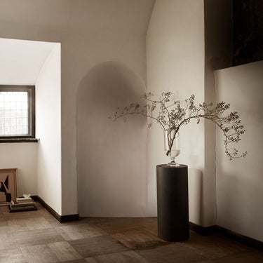 Soporte redondo de metal gris grafito de Tine K Home · otra perspectiva