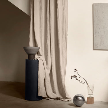 Otra perspectiva de soporte redondo de metal gris grafito de Tine K Home