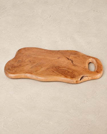 Tabla de cortar de madera de teca marrón de Vical sobre superficie topo clara