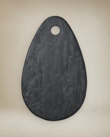 Detalle de tabla de cortar portland de madera de mango negra