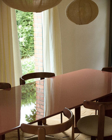 Mesa de comedor rectangular Joe en fresno lacado cranberry moderna