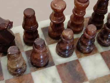 Figuras marrones torneadas y casillas claras y oscuras.