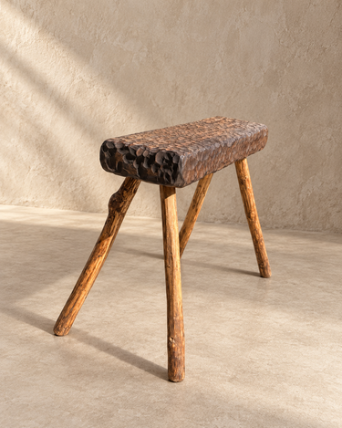 Taburete de Matuta Home con asiento rectangular y patas abiertas, vista lateral