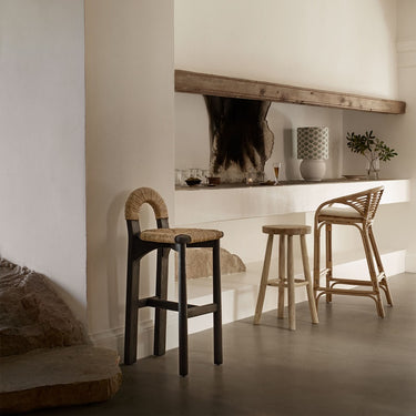 Taburete de bar de ratán con reposapiés de Tine K Home