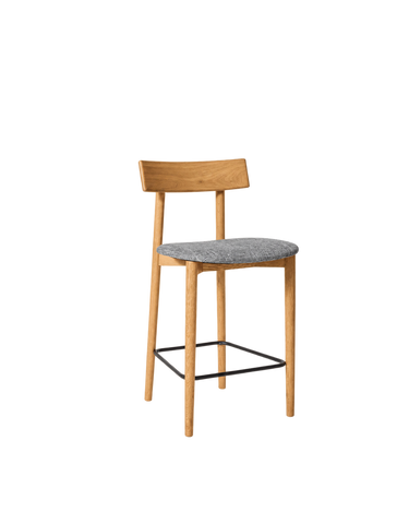 Vista en tres cuartos del taburete natural con asiento gris