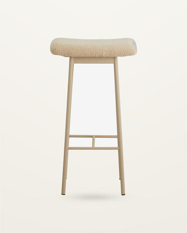 Taburete de bar tapizado en teddy beige con patas de hierro Nordal