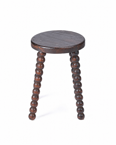 Taburete de madera de mango oscura, vista frontal oblicua del asiento y las patas