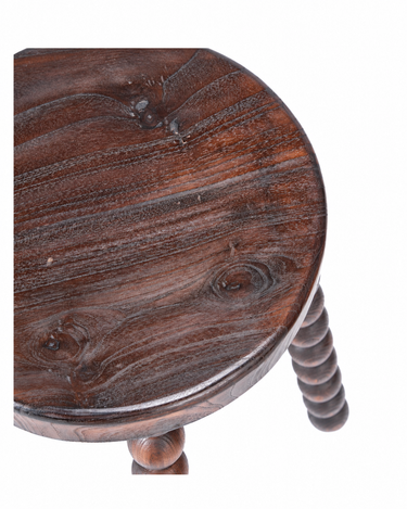 Taburete de madera de mango oscura, detalle de las vetas del asiento