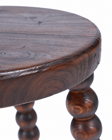 Taburete de madera de mango oscura, detalle del canto del asiento