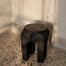 Taburete Root de teca negra, vista frontal