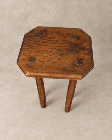 Vista del asiento rectangular del taburete francés vintage de madera y sus uniones