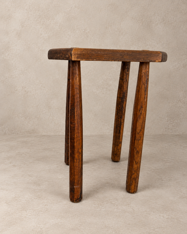 Perfil de una pieza de la selección de taburetes vintage de madera de Matuta Home
