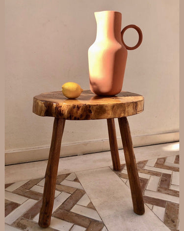 Detalle del asiento de un taburete rústico