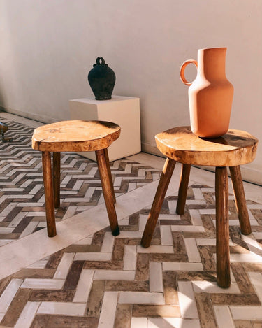 Veta de la madera de castaño en el taburete