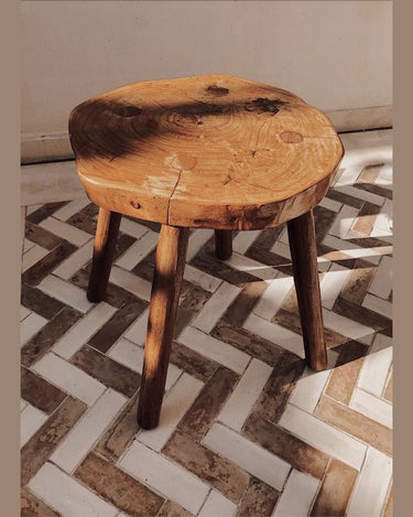 Taburete rústico de madera de castaño