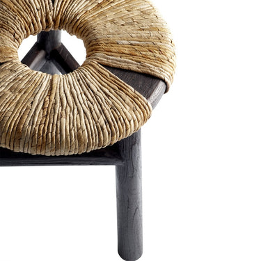 Taburete de teca reciclada y hoja de plátano de Tine K Home en ambiente