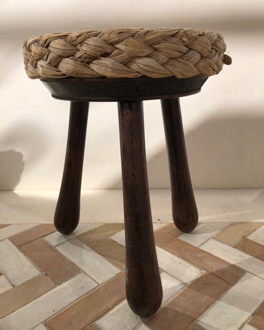 Taburete trípode vintage de madera y fibra trenzada — vista principal
