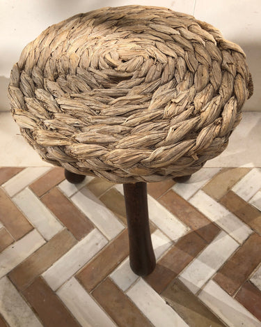 Taburete trípode vintage de madera y fibra trenzada — vista adicional 2