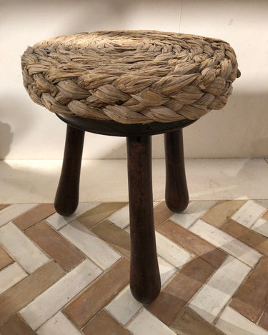 Taburete trípode vintage de madera y fibra trenzada — vista adicional 3