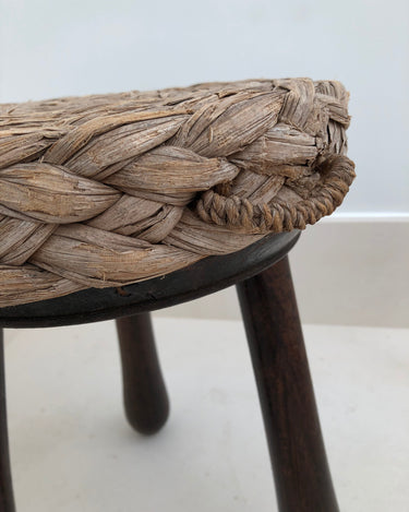 Taburete trípode vintage de madera y fibra trenzada — vista adicional 4