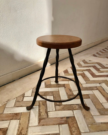 Detalle del asiento de madera maciza del taburete