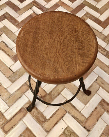 Detalle de las patas de hierro forjado del taburete