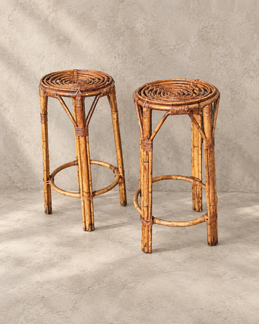 Vista frontal del conjunto de dos taburetes de cocina de bambú con aros reposapiés
