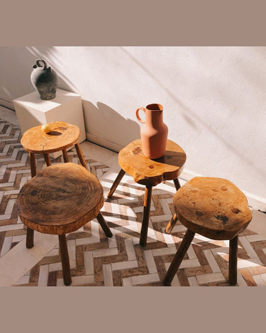 Conjunto de taburetes rústicos de castaño