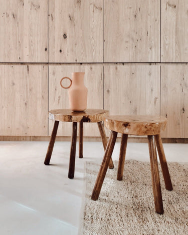 Taburetes rústicos de madera de castaño