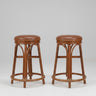 Taburetes vintage de ratán y cuero con estructura natural y asiento marrón