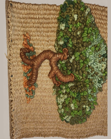 Detalle lateral del árbol de fibras del tapiz, con tronco marrón, copa verde y trama visible