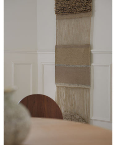 Tapiz de pared de Linie Design: vista de ambiente con flecos largos.