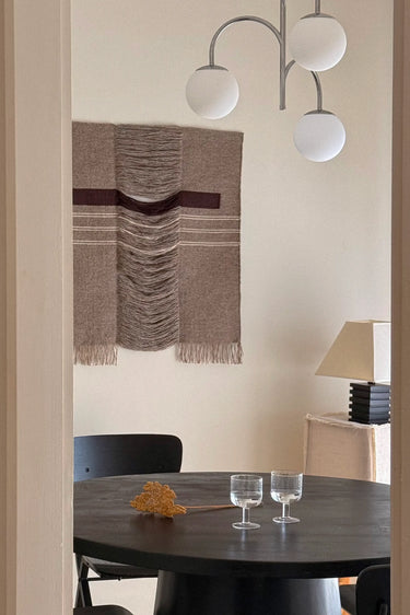 Detalle de los flecos de un tapiz de pared artesanal en fibras naturales