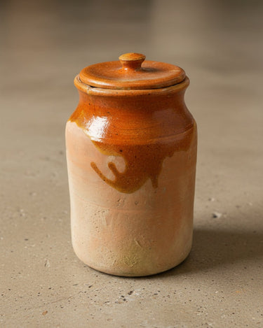 Tarro de barro antiguo con tapa — vista principal