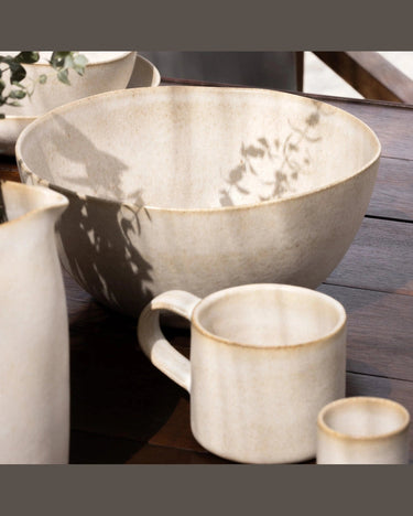 Detalle del esmalte beige de la taza Sand Storm